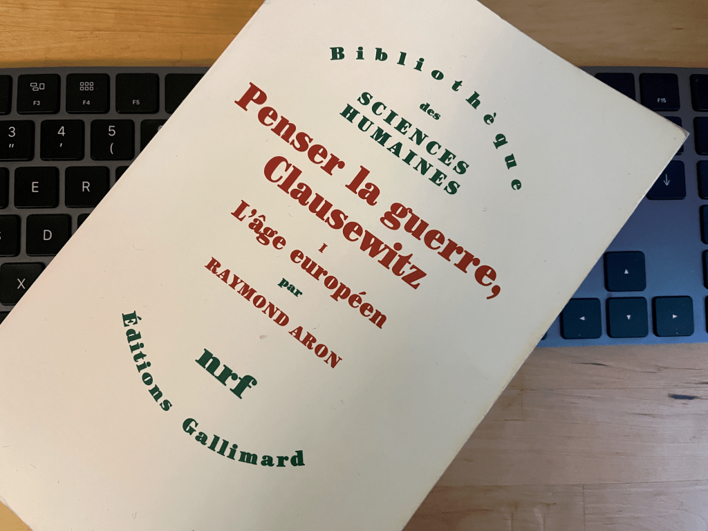 Photo de couverture du livre de Raymond Aron intitulé "Penser la guerre, Clausewitz" aux Editions Gallimard